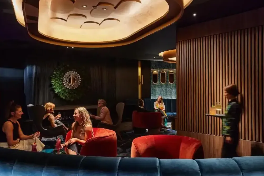 Revolving floor dining room